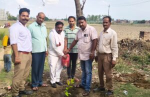 वन खडेश्वर महादेव मंदिर पर वन विभाग के अधिकारियों ने वृक्षारोपण किया