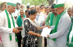 अहनैया व पुरहा नदी की सफाई कराने समेत कई मांगों लेकर सौंपा ज्ञापन