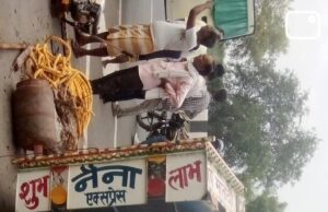 हाईवे पर मैक्स पिकअप पलटी, एक दर्जन से अधिक मजदूर घायल, दो की हालत गंभीर