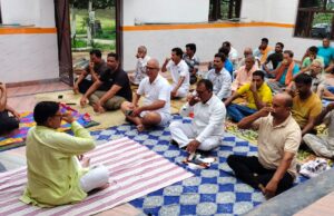 मंदिर परिसर में योग शिविर का हुआ आयोजन