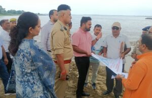 जिलाधिकारी ने बाढ़ से पूर्व तैयारियों एवं सुरक्षात्मक उपायों के दृष्टिगत किया छितौनी तटबंध का निरीक्षण