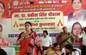 पीएचसी पहुंची महिला आयोग की अध्यक्ष खामियां मिलने पर लगायी फटकार