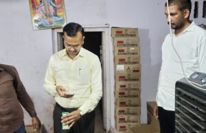 आबकारी निरीक्षक ने शराब ठेकों पर मारा छापा,अनियमितताओं पर जताई नाराजगी