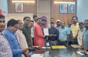 मंडल अध्यक्ष ने लेखा अधिकारी को मिलकर समस्या से कराया अवगत