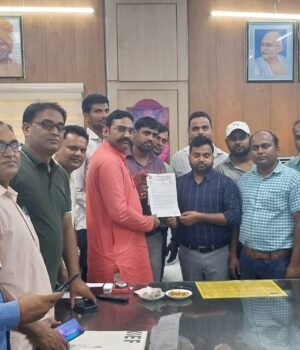 मंडल अध्यक्ष ने लेखा अधिकारी को मिलकर समस्या से कराया अवगत