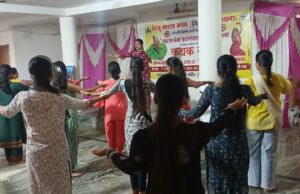 कृष्ण वंदना-भजे- ब्रजे तथा टुकड़े तत-तत बोल पर बच्चियों को किया गया प्रशिक्षित