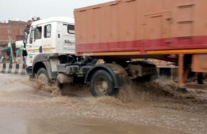 राष्ट्रीय राजमार्ग फिर बना तालाब आवागमन बाधित एनएच के अधिकारियों के कान में नहीं रेंगी जूं