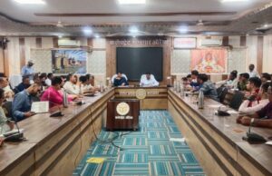 जिला अधिकारी ने बैठक में उद्यमियों द्वारा भेजे गए ऋण-पत्रों की समीक्षा