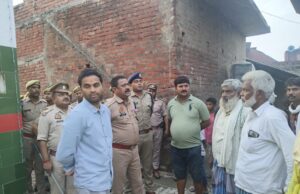 डीएम एसपी ने नारा गांव का लिया जायजा