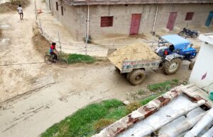 बरसात के दिनों में जेसीबी मशीन से हो रहा अवैध खनन