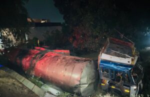 हाईवे पर पलटा दूध से भरा टैंकर बड़ा हादसा टला