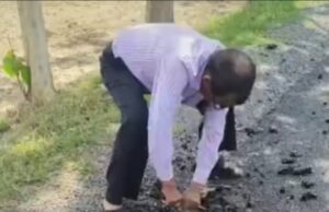 सड़क निर्माण कार्य खराब होने पर सहायक अभियंता ने ठेकेदार को लगाई फटकार