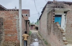 वर्षों से कीचड़ का दंश झेल झेल रहे बलहा ब्लॉक के साइनपुरवा निवासी