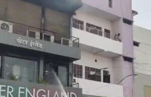 कपड़े के शोरूम में लगी आग, फायर बिग्रेड ने आग पर पाया काबू