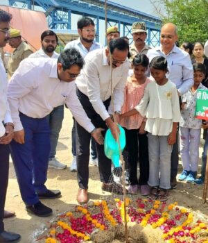 प्रकृति से प्रेम करें आओ पेड़ लगाएं, एक पेड़ सौ पुत्र समान : मंडलायुक्त