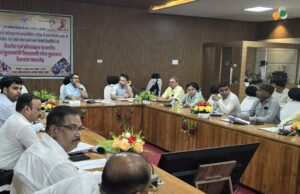 सड़क सुरक्षा समिति की बैठक में डीएम ने दिखाए कड़े तेवर