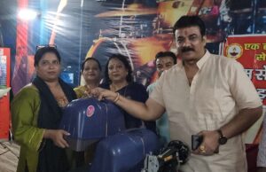 बेरोजगार महिलाओं को सिलाई मशीन का हुआ वितरण