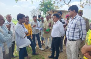 उप संचालक चकबंदी ने किया ग्राम सितौरा में तरमीम कार्य का स्थलीय निरीक्षण