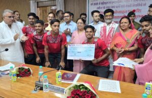 मेधावी छात्र छात्राओं को प्रमाणपत्र, टैबलेट,चेक व मेडिल देकर किया सम्मानित