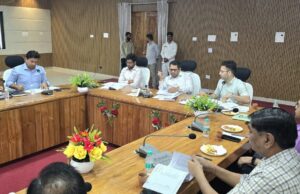 विभागीय अधिकारियों को जिलाधिकारी ने लगाई फटकार