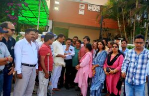 स्कूल मर्ज करने का विरोध जारीबच्चों के शिक्षा से वंचित होने का खतरा