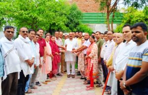 मर्जर के खिलाफ शिक्षकों ने मऊरानीपुर विधायक प्रतिनिधि को दिया ज्ञापन