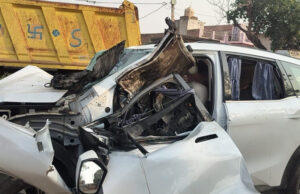 सड़क हादसे मे मां-बेटी एवं ड्राइवर समेत 3 की मौत
