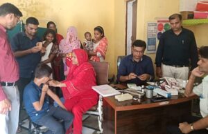 चिकित्सकों की टीम ने किया चिरगांव में आदिवासी बस्ती का भ्रमण