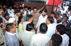 स्टेशन पर गेट को खुलवाने पहुॅचे पूर्व केंद्रीय मंत्री प्रदीप जैन