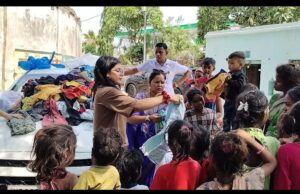 आदिवासी समुदाय के बच्चों को कपड़े सहित अन्य सामान का किया वितरण