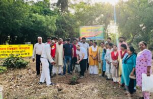 पौधे रोपकर उन्हें सहेजने का लिया संकल्प