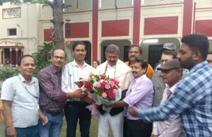 नेशनल यूनियन ऑफ जर्नलिस्ट प्रयागराज की टीम ने नवनिर्वाचित High Court Bar Association President Rakesh Pandey को दी बधाई