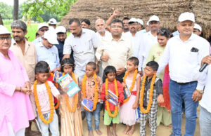 बीएसए ने स्कूल चलो अभियान रैली को दिखायी हरी झण्डी