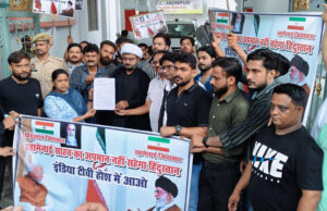 शिया समुदाय के लोगों ने इमाम ए जुमा के नेतृत्व में जिलाधिकारी को दिया ज्ञापन