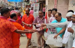 कांग्रेस जनों ने श्रृद्धालुओं पर पुष्प वर्षा करते हुए जल वितरण की’