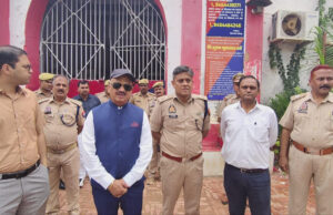 जिलाधिकारी,पुलिस अधीक्षक, एडीजे प्रथम ने जिला कारागार का औचक निरीक्षण