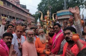 व्यापारियों ने पुरानी परंपरा को निभाते हुए किया बाबा का भव्य जलाभिषेक