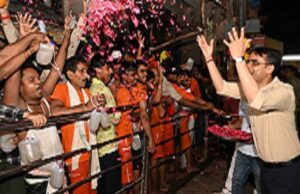 वाराणसी में लाखों श्रद्धालुओं ने किया बाबा विश्वनाथ का जलाभिषेक’