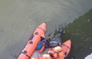 डिवाइडर से टक्कर के बाद नदी में गिरा युवक, मृत साथी घायल