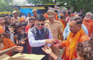 जिलाधिकारी ने कांवड़ियों को किया फल वितरण, बाल कांवड़ियों का किया उत्साहवर्धन