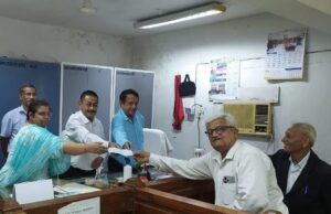 ज्यादा धनराशि का चेक जिला उपभोक्ता आयोग ने किया वापस