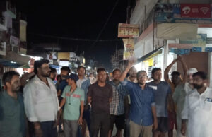 मांडा जेई के ख़िलाफ उपभोक्ताओं ने नारेबाजी कर इंस्पेक्टर को सौंपा ज्ञापन