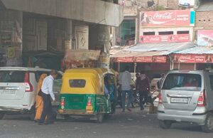 वैध अतिक्रमण से प्रतिदिन औराई चैराहे पर लग रहा जाम