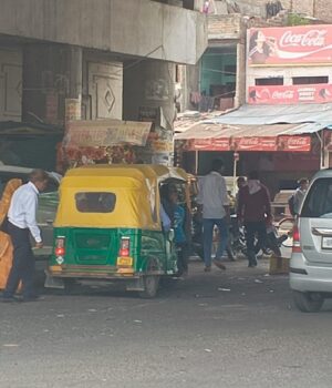 वैध अतिक्रमण से प्रतिदिन औराई चैराहे पर लग रहा जाम