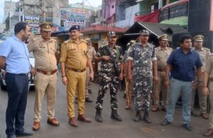 मुहर्रम और सावन की तैयारियों को लेकर डीएम-एसपी ने किया पैदल गश्त