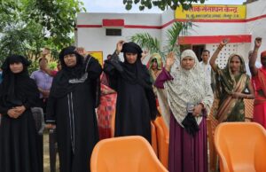 विद्यालय मर्ज की सूचना पर अभिवावकों ने जताया विरोध