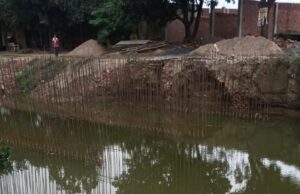 ठेकेदार की लापरवाही से पुल का निर्माण न होने से आम जनता परेशान