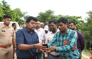 जिलाधिकारी ने किया बूढ़ी राप्ती तटबंध का निरीक्षण, कटान रोकने के दिए निर्देश