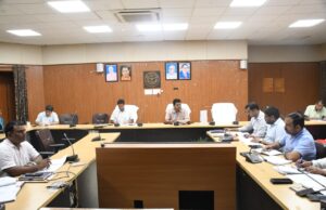 राजस्व कार्यों की समीक्षा बैठक में जिलाधिकारी ने दिए कड़े निर्देश