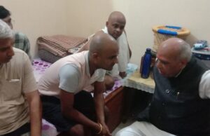 सांसद ने बढ़नी के दिवंगत दवा कारोबारी दंपति के परिजनों को दी सांत्वना